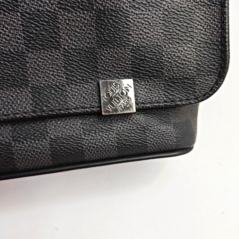 LOUIS VUITTON DISTRICT 中號 灰色塗層帆布棋盤格郵差包肩背包斜背包 銀色五金-9