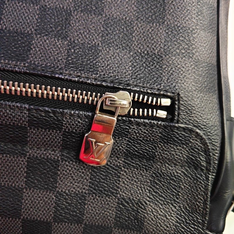 LOUIS VUITTON DISTRICT 中號 灰色塗層帆布棋盤格郵差包肩背包斜背包 銀色五金-10