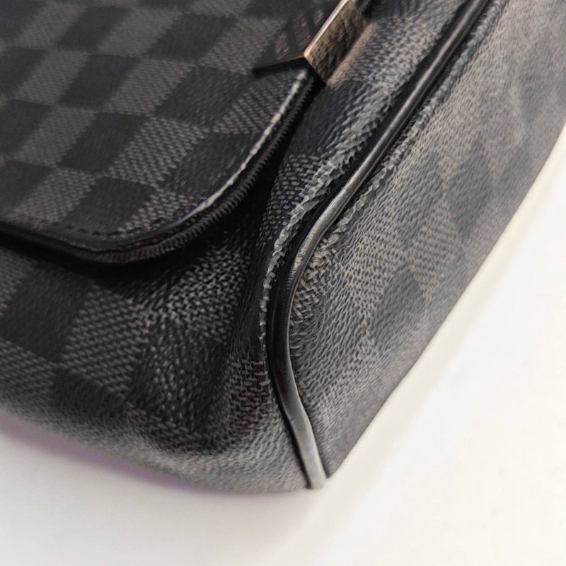 LOUIS VUITTON DISTRICT 中號 灰色塗層帆布棋盤格郵差包肩背包斜背包 銀色五金-11