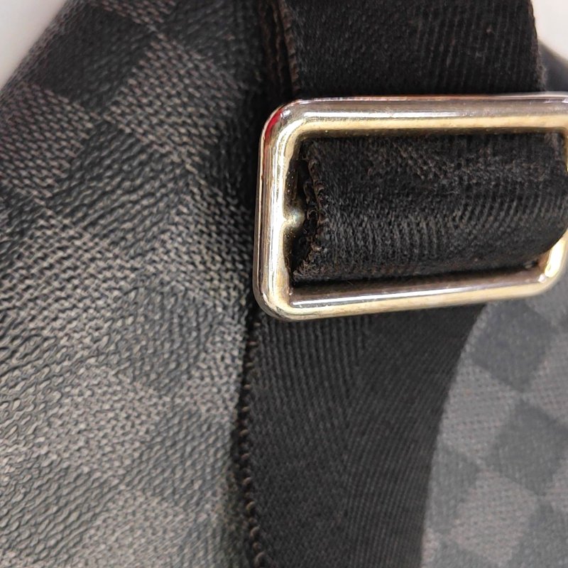 LOUIS VUITTON DISTRICT 中號 灰色塗層帆布棋盤格郵差包肩背包斜背包 銀色五金-12