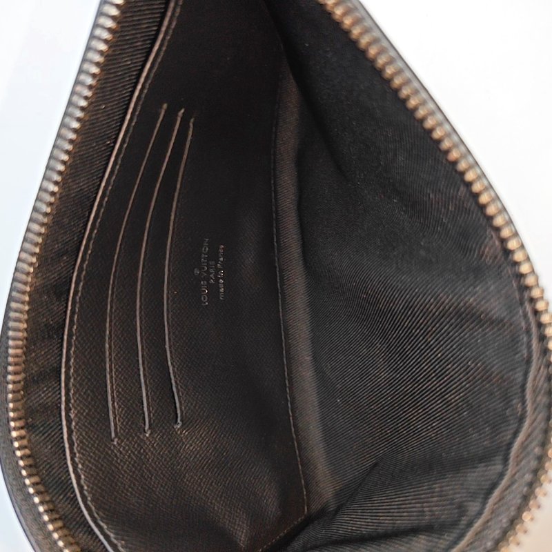 LOUIS VUITTON DISCOVERY 小號 黑色塗層帆布老花手拿包 銀色五金-6