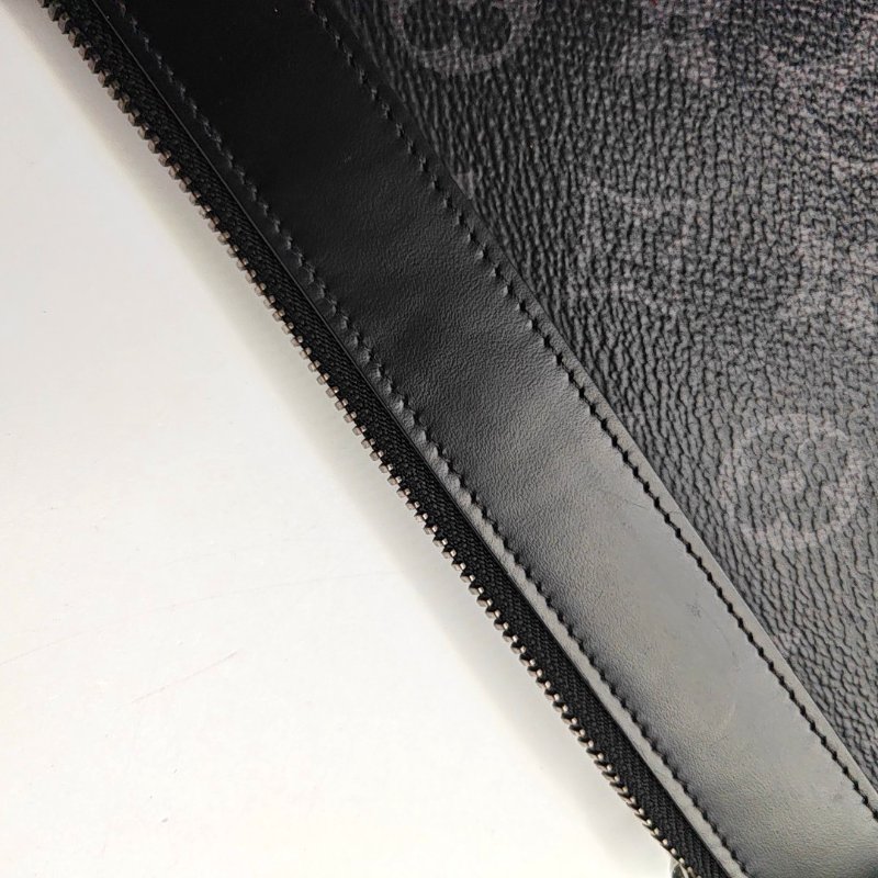 LOUIS VUITTON DISCOVERY 小號 黑色塗層帆布老花手拿包 銀色五金-9