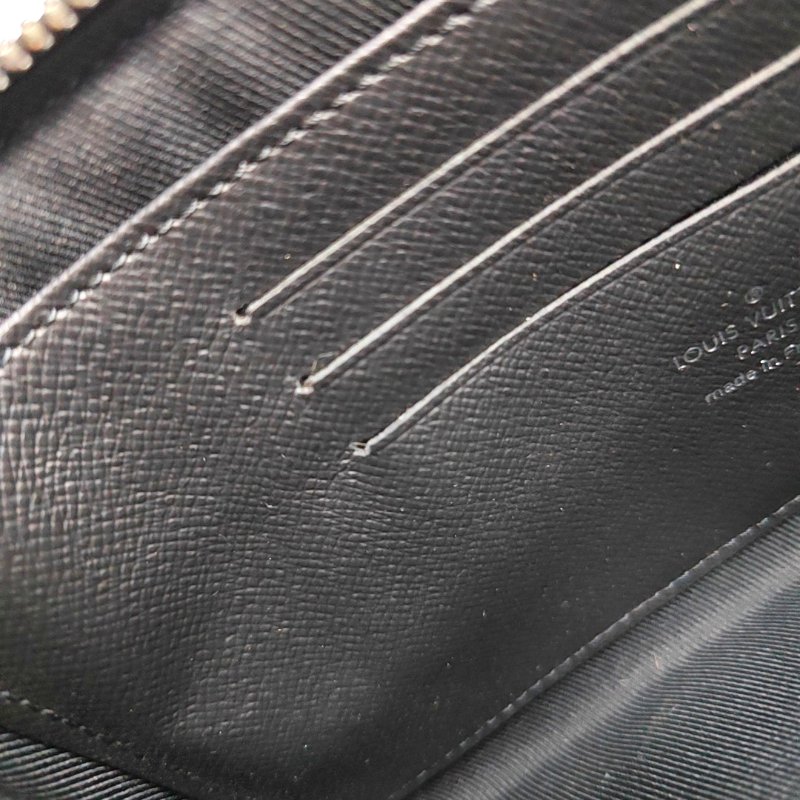 LOUIS VUITTON DISCOVERY 小號 黑色塗層帆布老花手拿包 銀色五金-11