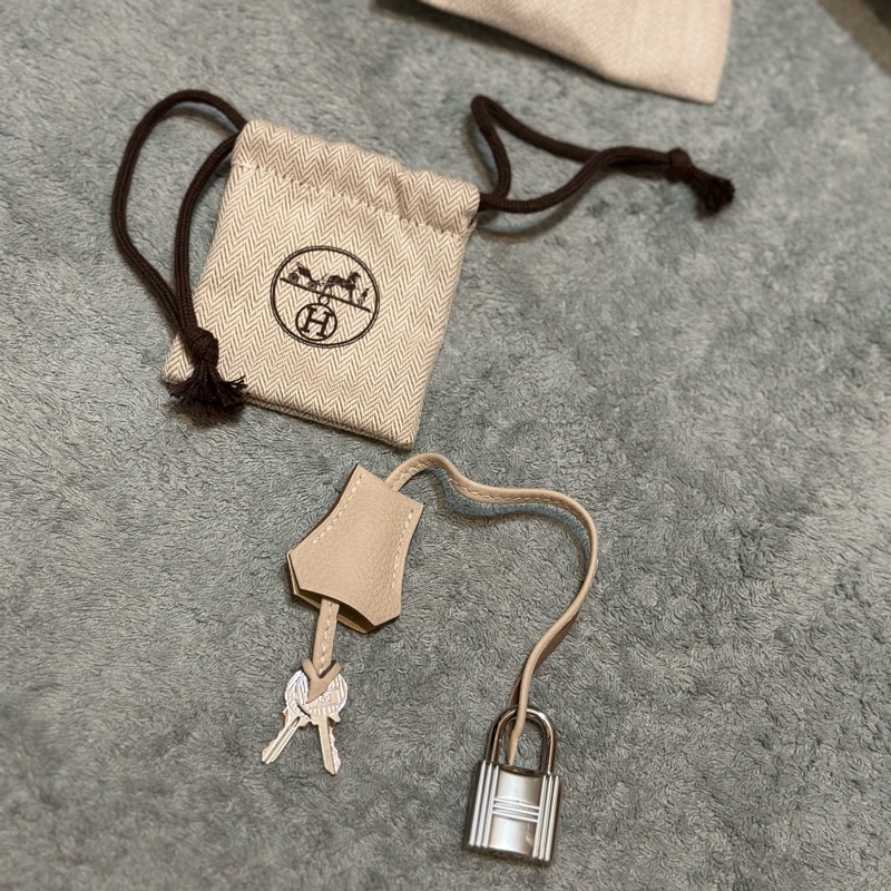 全新HERMES 愛馬仕 奶昔白K刻郵差包 中性款 KELLY MESSENGER PM TOGO皮-20