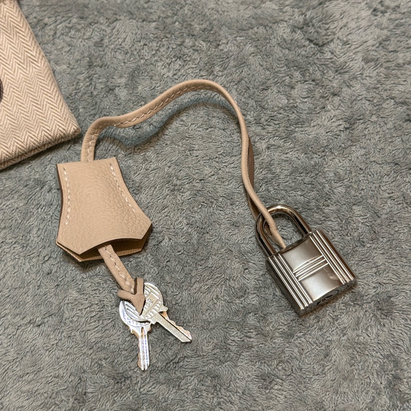 全新HERMES 愛馬仕 奶昔白K刻郵差包 中性款 KELLY MESSENGER PM TOGO皮-21