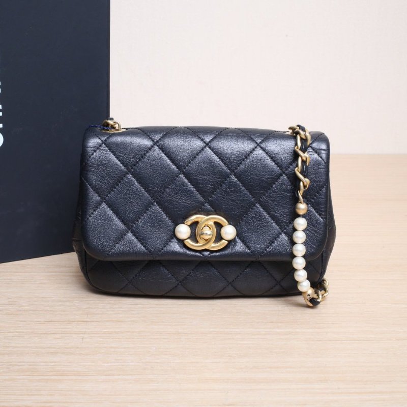 CHANEL CF季節款22早春珍珠扣間珍珠鏈條包MINI19黑色晶片開金扣肩背包-0