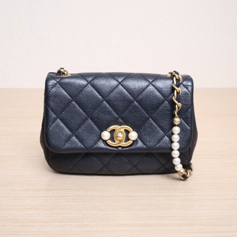 CHANEL CF季節款22早春珍珠扣間珍珠鏈條包MINI19黑色晶片開金扣肩背包-1