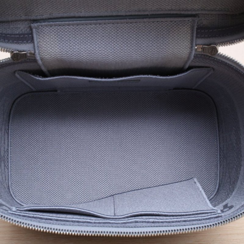 DIOR DiortravelVanity化妝包大號24灰色帆布銀扣2020肩背包-3