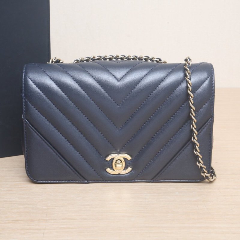 CHANEL 墨藍色牛皮28開金扣CF口蓋包季節款V紋大mini20肩背包-0