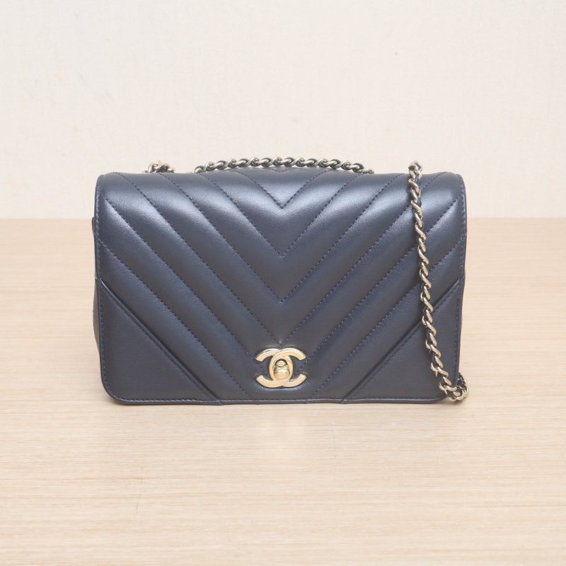 CHANEL 墨藍色牛皮28開金扣CF口蓋包季節款V紋大mini20肩背包-1