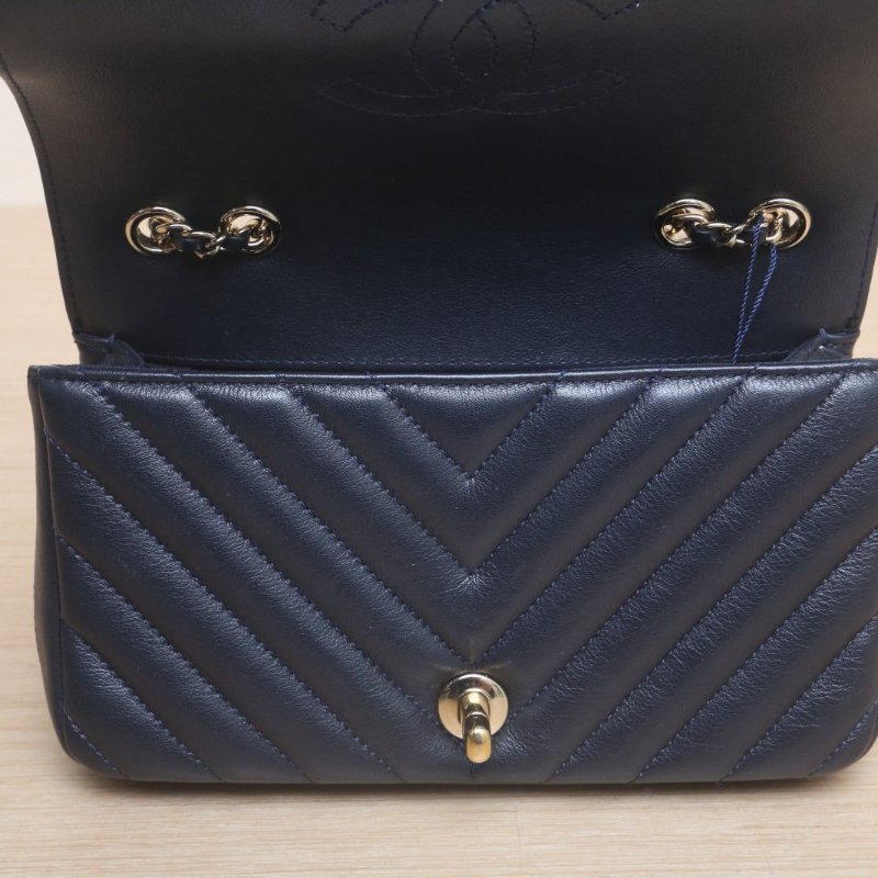 CHANEL 墨藍色牛皮28開金扣CF口蓋包季節款V紋大mini20肩背包-2