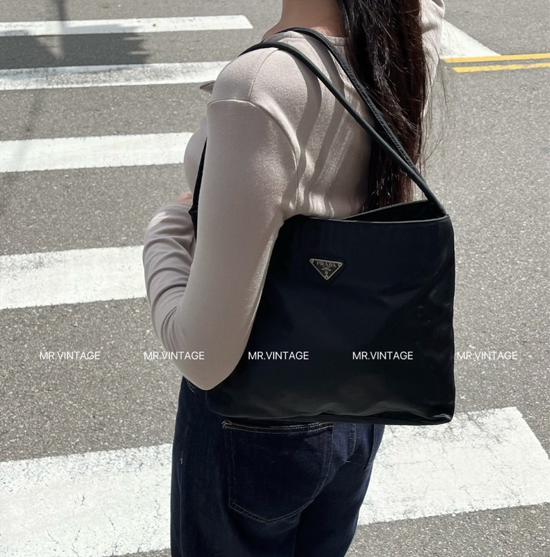Prada尼龍肩背包-1