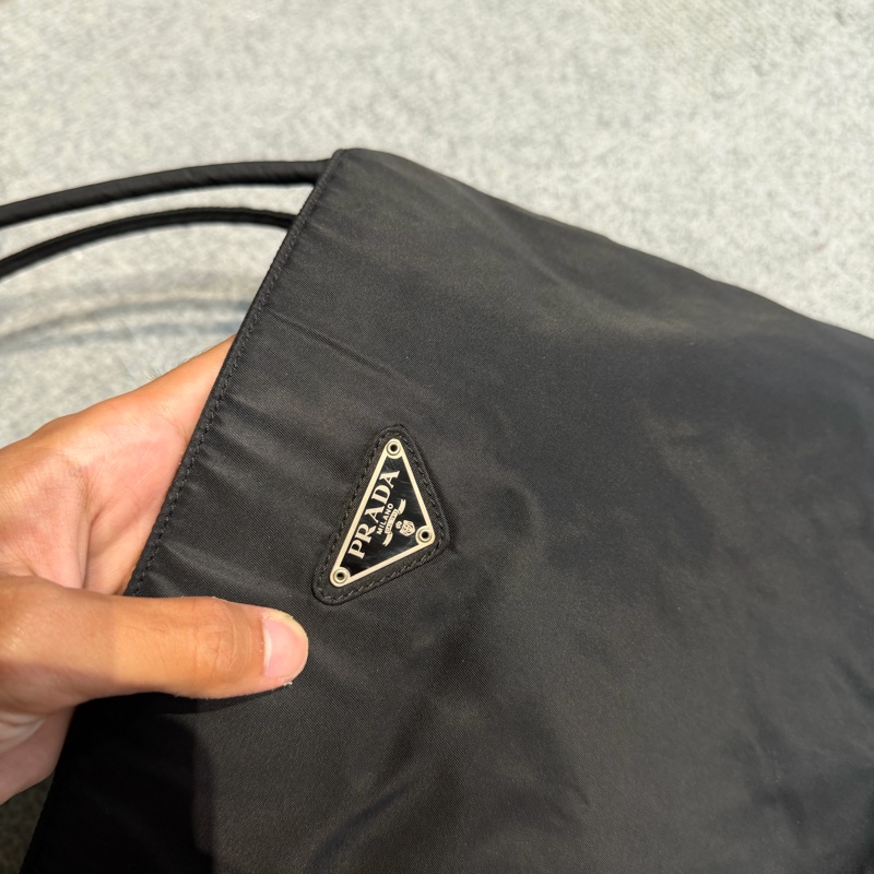 Prada尼龍肩背包-10