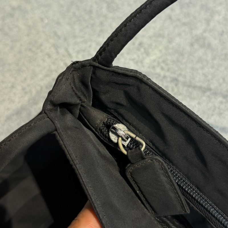 Prada尼龍肩背包-12