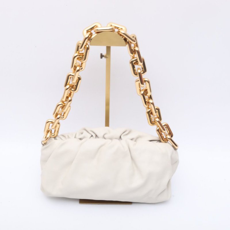 BOTTEGA VENETA 白色牛皮金扣BottegaVeneta大金鏈條雲朵包肩背包-4