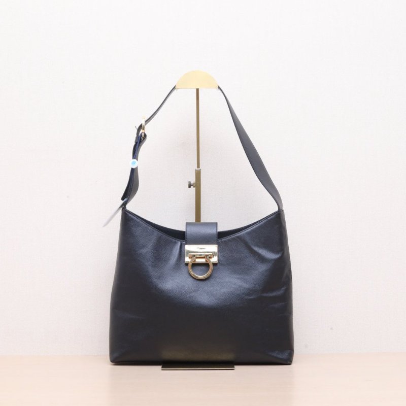 Salvatore Ferragamo 黑色牛皮十字紋馬蹄扣斜挎包肩背包-0