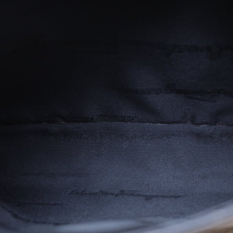 Salvatore Ferragamo 黑色牛皮十字紋馬蹄扣斜挎包肩背包-2