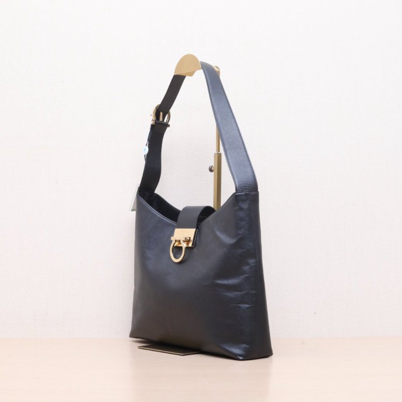 Salvatore Ferragamo 黑色牛皮十字紋馬蹄扣斜挎包肩背包-3