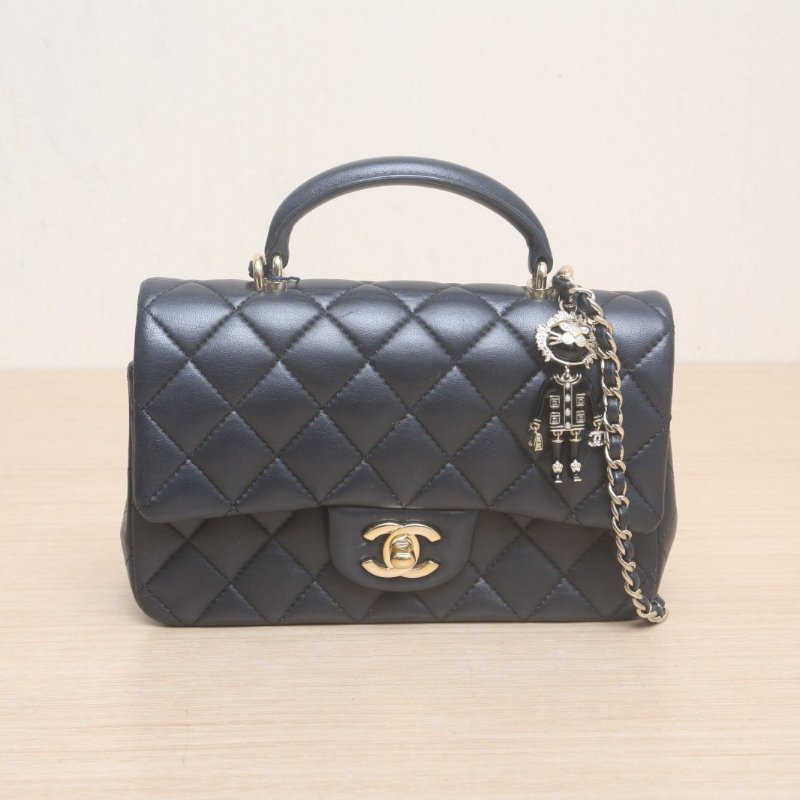 CHANEL 22S手柄CF口蓋包20黑色羊皮晶片開金扣菱格紋小獅子吊飾手柄肩背包-1