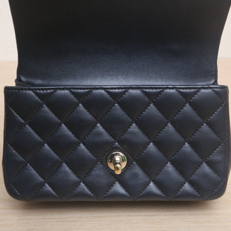 CHANEL 22S手柄CF口蓋包20黑色羊皮晶片開金扣菱格紋小獅子吊飾手柄肩背包-4