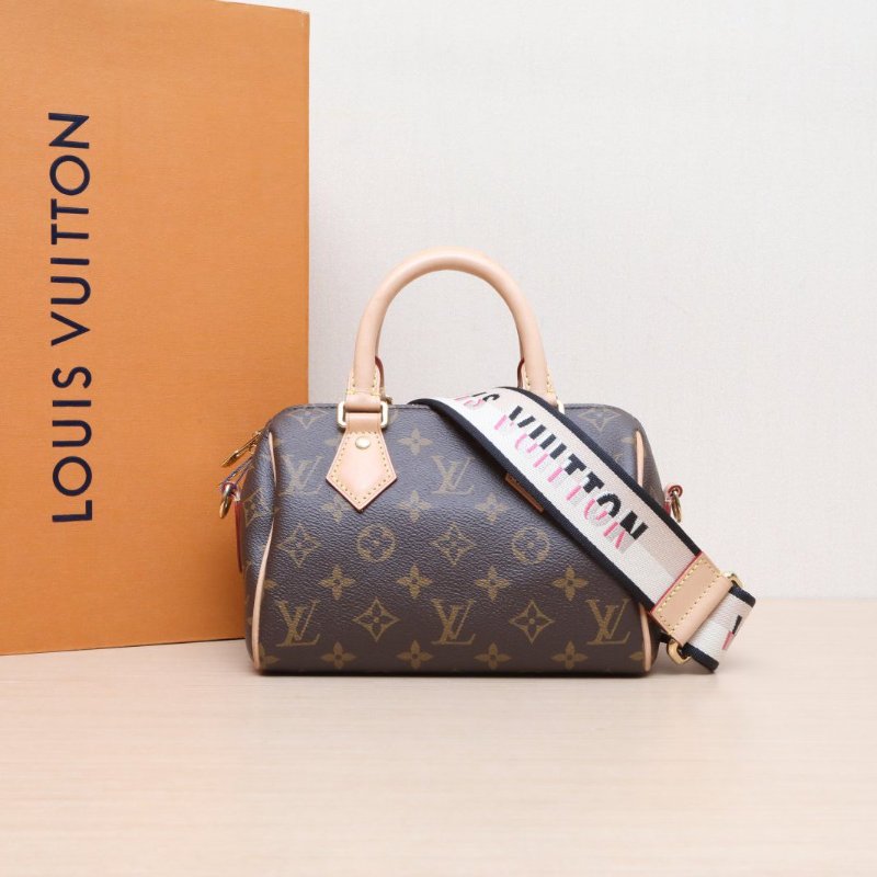 LOUIS VUITTON Sp20可拆卸黑白寬肩帶老花PVC晶片肩背包-0