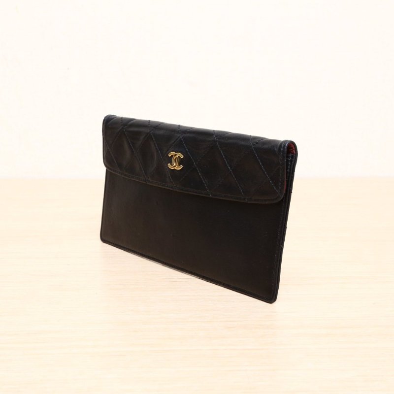 CHANEL 黑色羊皮金扣中古卡包肩背包-3