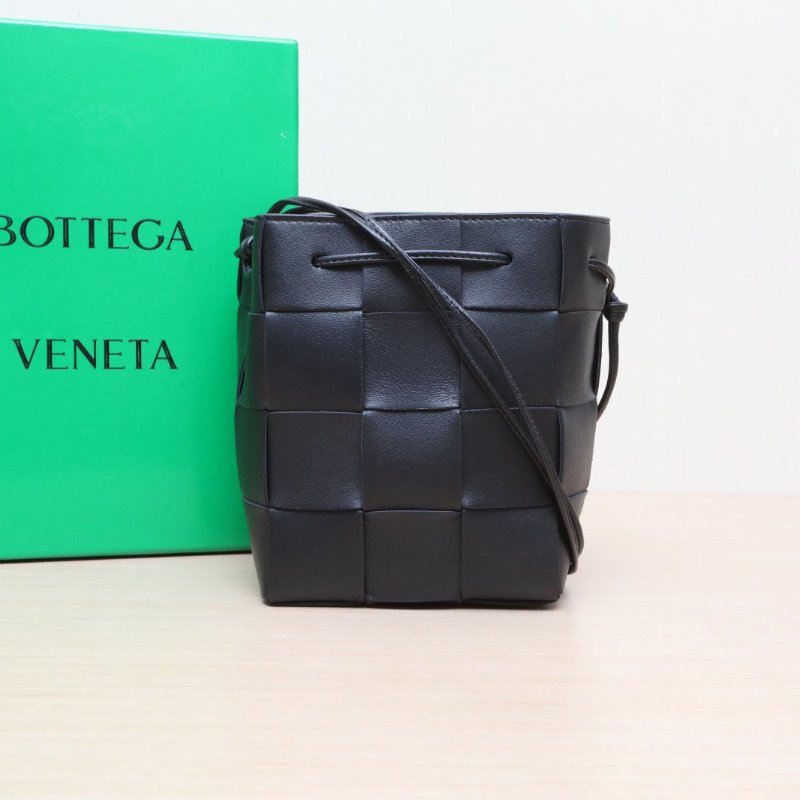 BOTTEGA VENETA 黑色牛皮Cassette編織水桶包14肩背包-0