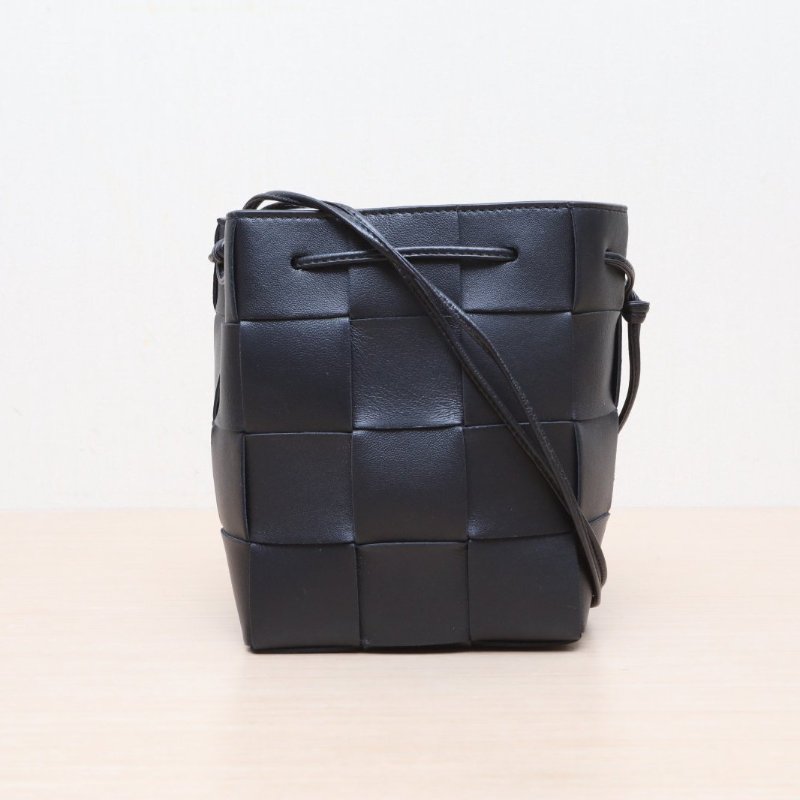 BOTTEGA VENETA 黑色牛皮Cassette編織水桶包14肩背包-1