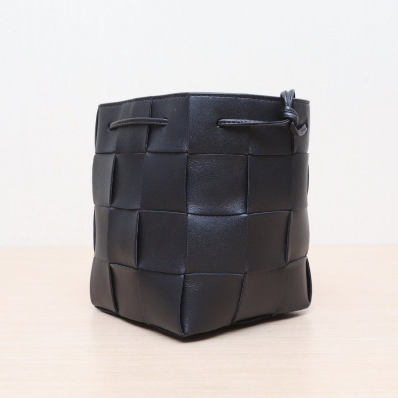 BOTTEGA VENETA 黑色牛皮Cassette編織水桶包14肩背包-2