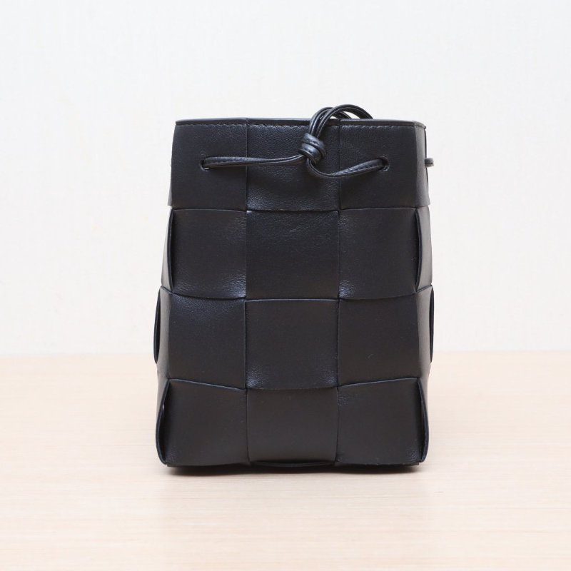 BOTTEGA VENETA 黑色牛皮Cassette編織水桶包14肩背包-3
