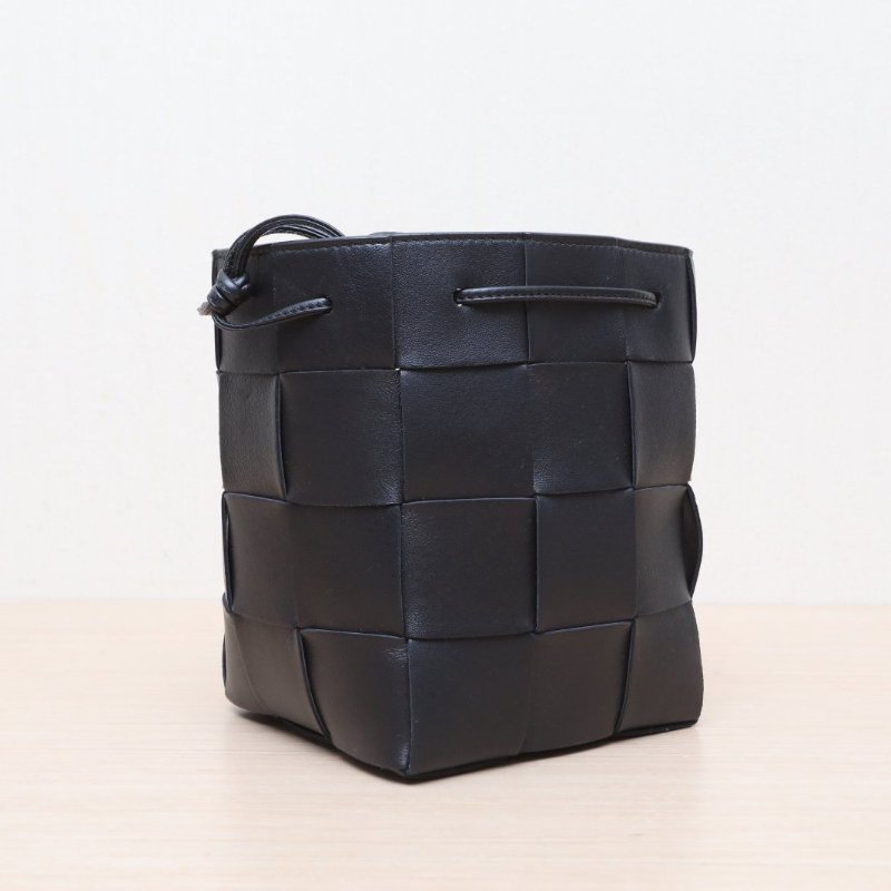 BOTTEGA VENETA 黑色牛皮Cassette編織水桶包14肩背包-4