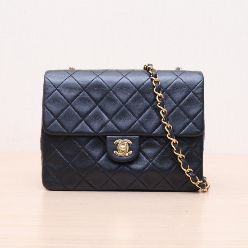 CHANEL 中古黑金羊方胖子20黑色羊皮4開金扣肩背包-1