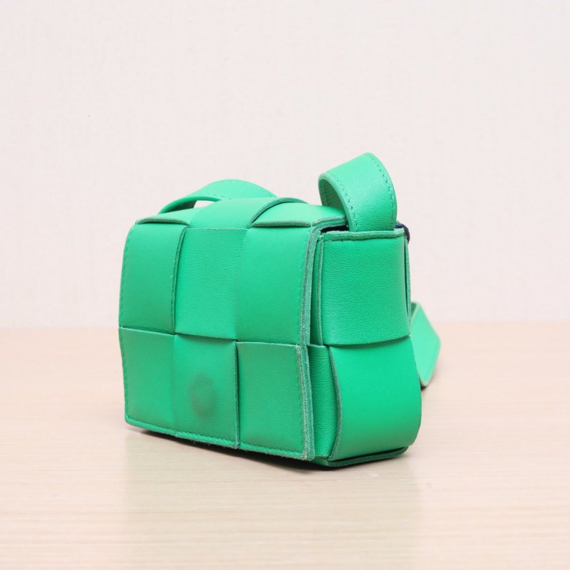 BOTTEGA VENETA CassetteMini12綠色羊皮肩背包-3