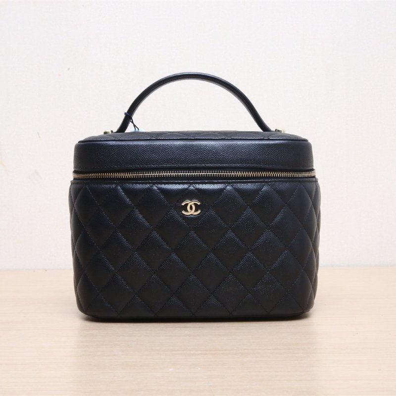 CHANEL 經典款大號手提化妝包黑色荔枝牛皮31開金扣肩背包-1