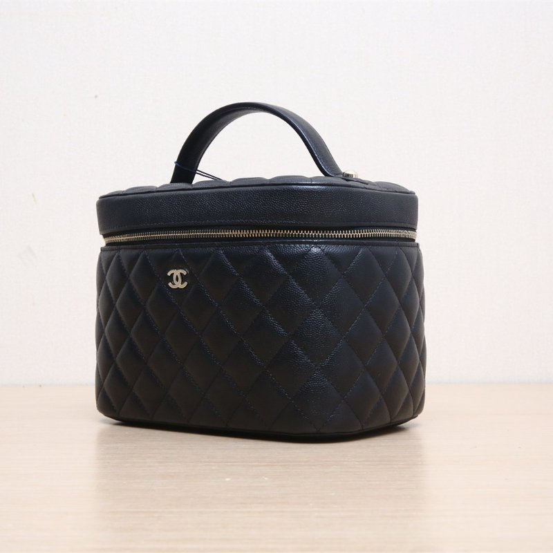 CHANEL 經典款大號手提化妝包黑色荔枝牛皮31開金扣肩背包-4