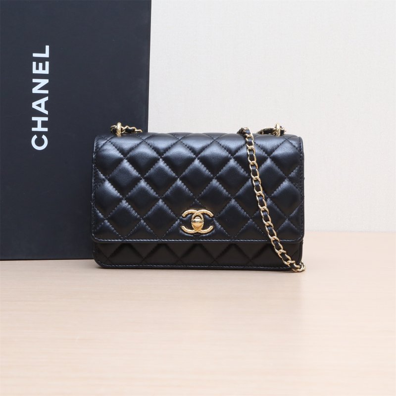 CHANEL 23CCFWOC19黑色羊皮晶片開鳳梨扣肩背包-0