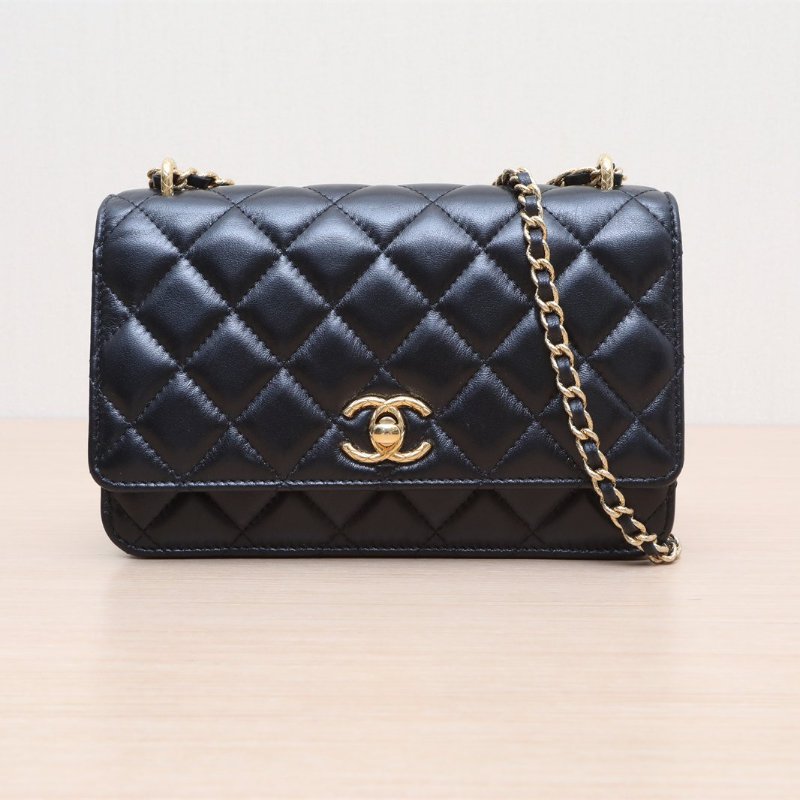 CHANEL 23CCFWOC19黑色羊皮晶片開鳳梨扣肩背包-1