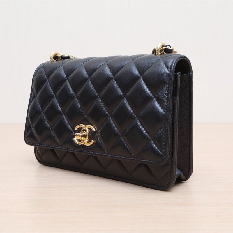 CHANEL 23CCFWOC19黑色羊皮晶片開鳳梨扣肩背包-3