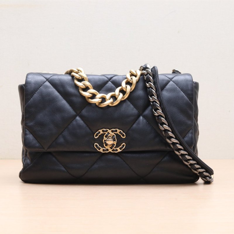 CHANEL 19BAG口蓋包中號30黑色羊皮30開金扣肩背包-1