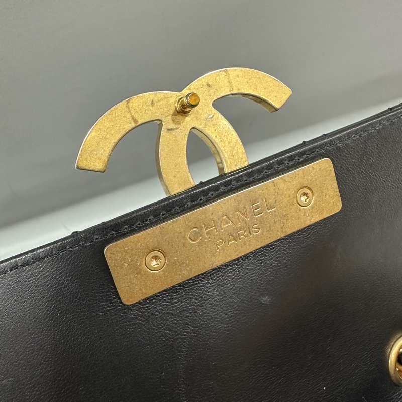 Chanel A57275 黑羊皮黑金釦斜背包 晚宴包-29