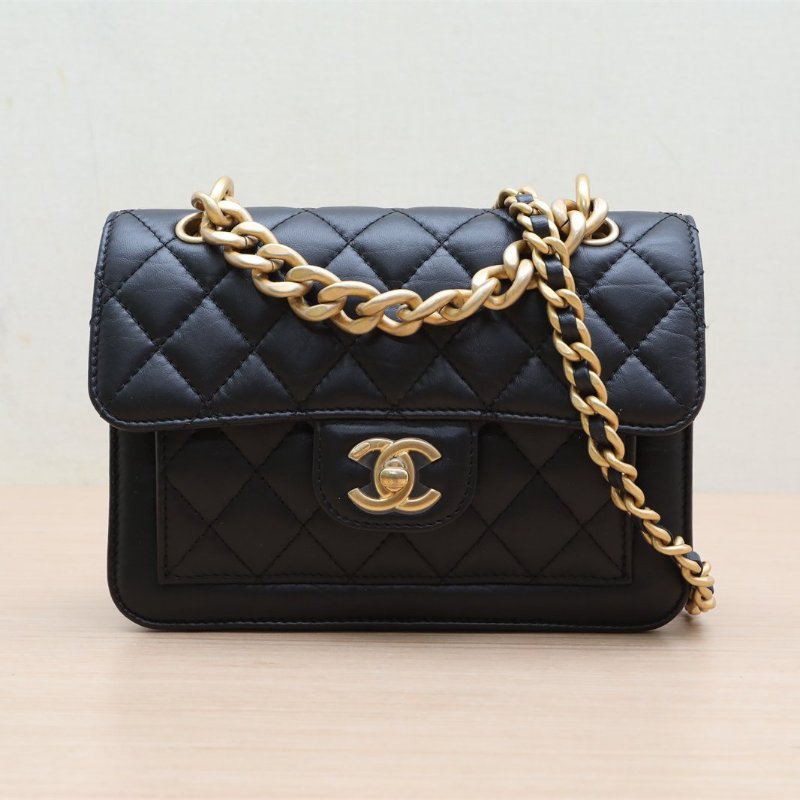 CHANEL 23S手柄郵差包19黑色牛皮晶片開金扣鏈條手柄肩背包-1
