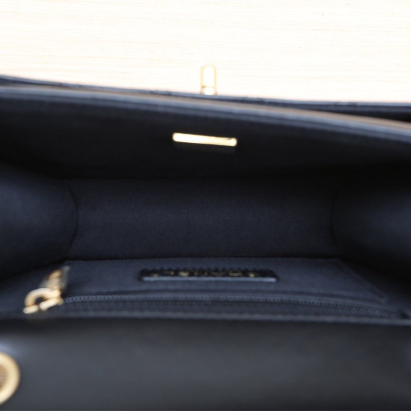 CHANEL 23S手柄郵差包19黑色牛皮晶片開金扣鏈條手柄肩背包-3