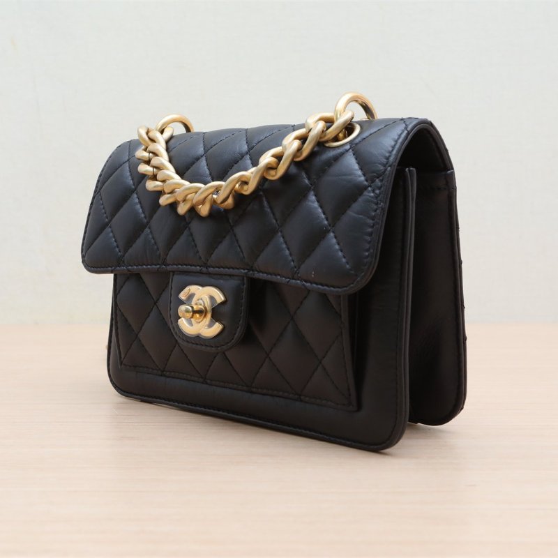CHANEL 23S手柄郵差包19黑色牛皮晶片開金扣鏈條手柄肩背包-4
