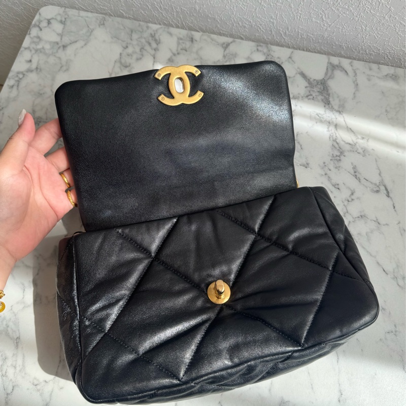 Chanel黑色菱格19金釦26-17