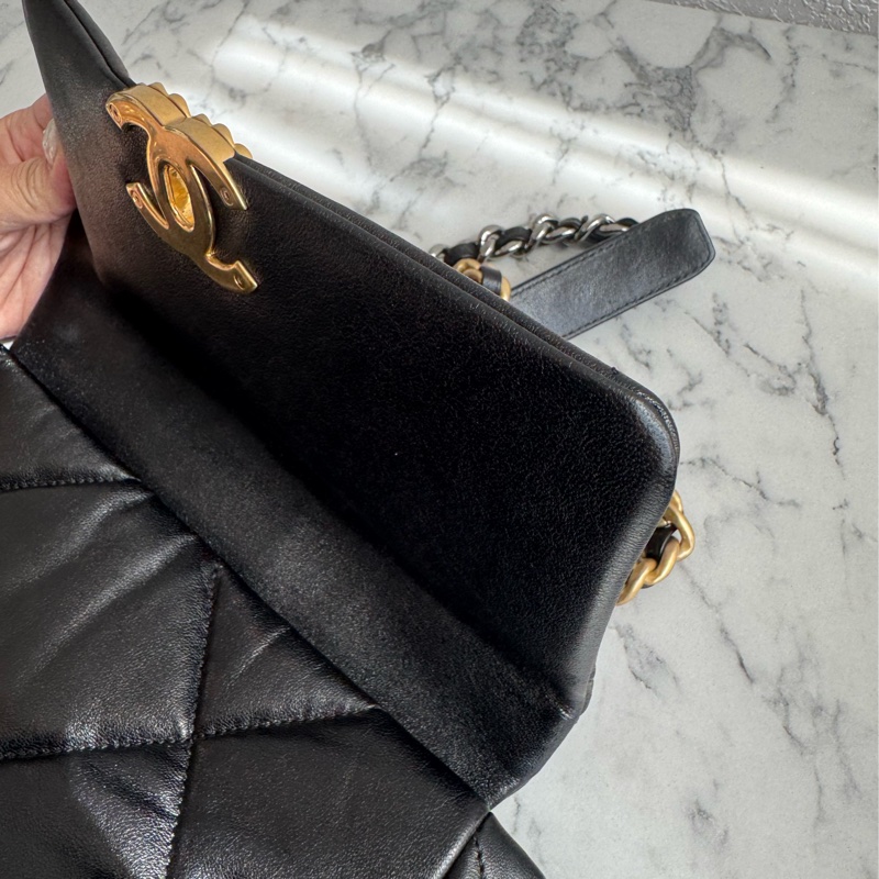 Chanel黑色菱格19金釦26-19