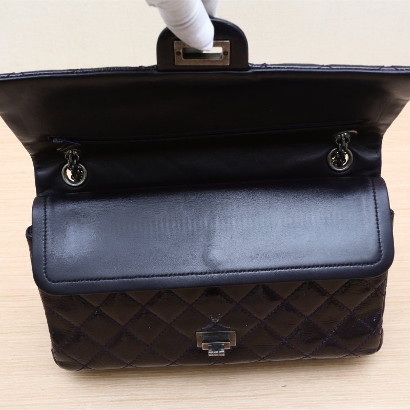 CHANEL 2.55口蓋包大號28褐色漆皮14開鎢鋼扣肩背包-2