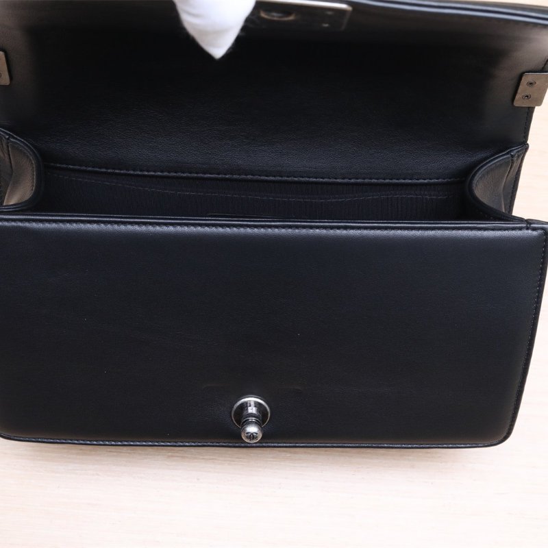 CHANEL Leboy中號25黑色羊皮21開銀扣菱格紋浮雕扣肩背包-2