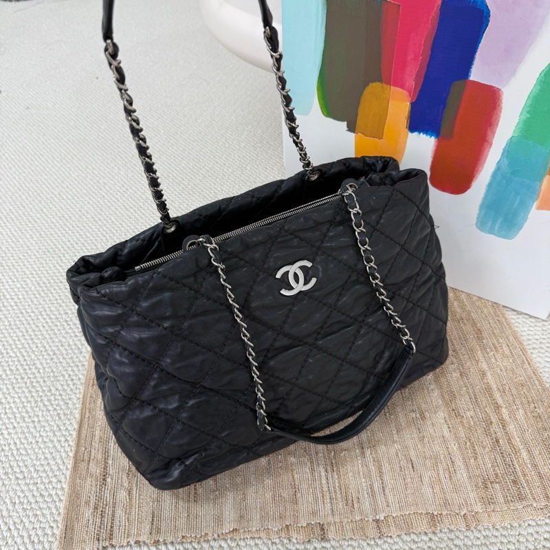 Chanel 黑銀 皺摺牛皮 外縫線泡芙雲朵tote托特  尺寸約37*21*17-1