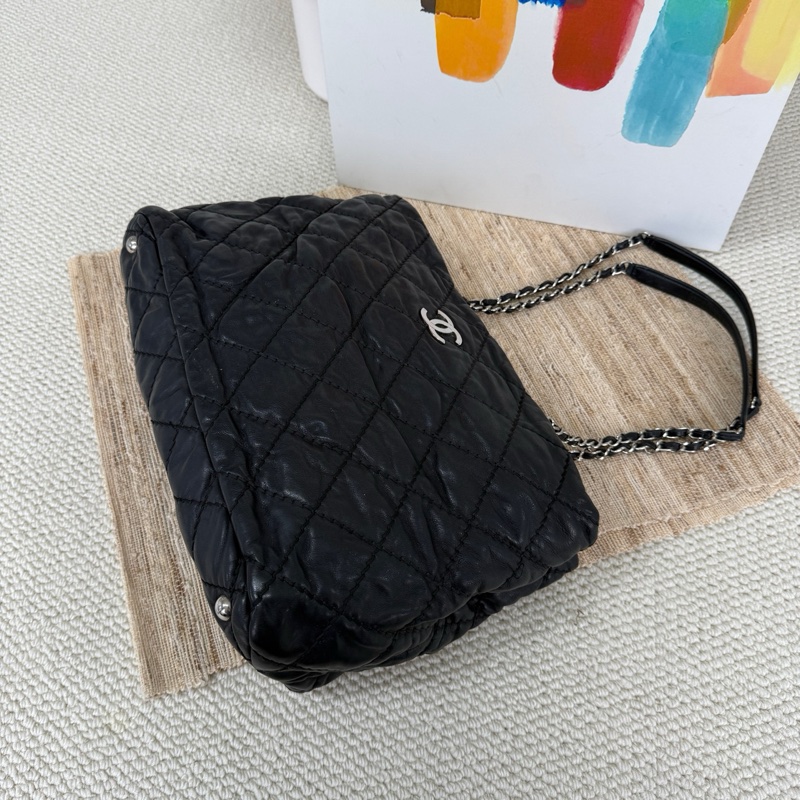 Chanel 黑銀 皺摺牛皮 外縫線泡芙雲朵tote托特  尺寸約37*21*17-5