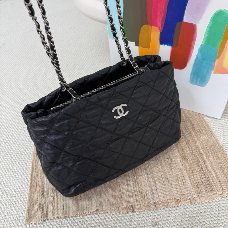 Chanel 黑銀 皺摺牛皮 外縫線泡芙雲朵tote托特  尺寸約37*21*17-6